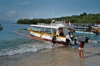 Foto Kistenschleppen zum Tauchboot